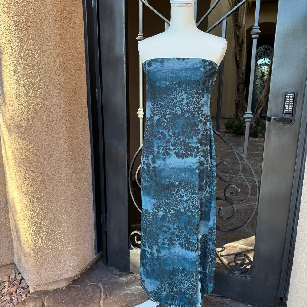 UO Samara Mesh Strapless Midi Dress in Aqua

Non smoking/no pets